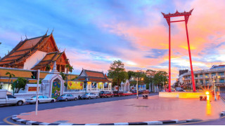 Wat Suthat là ngôi chùa nổi tiếng với chiếc xích đu đỏ cao 21 mét